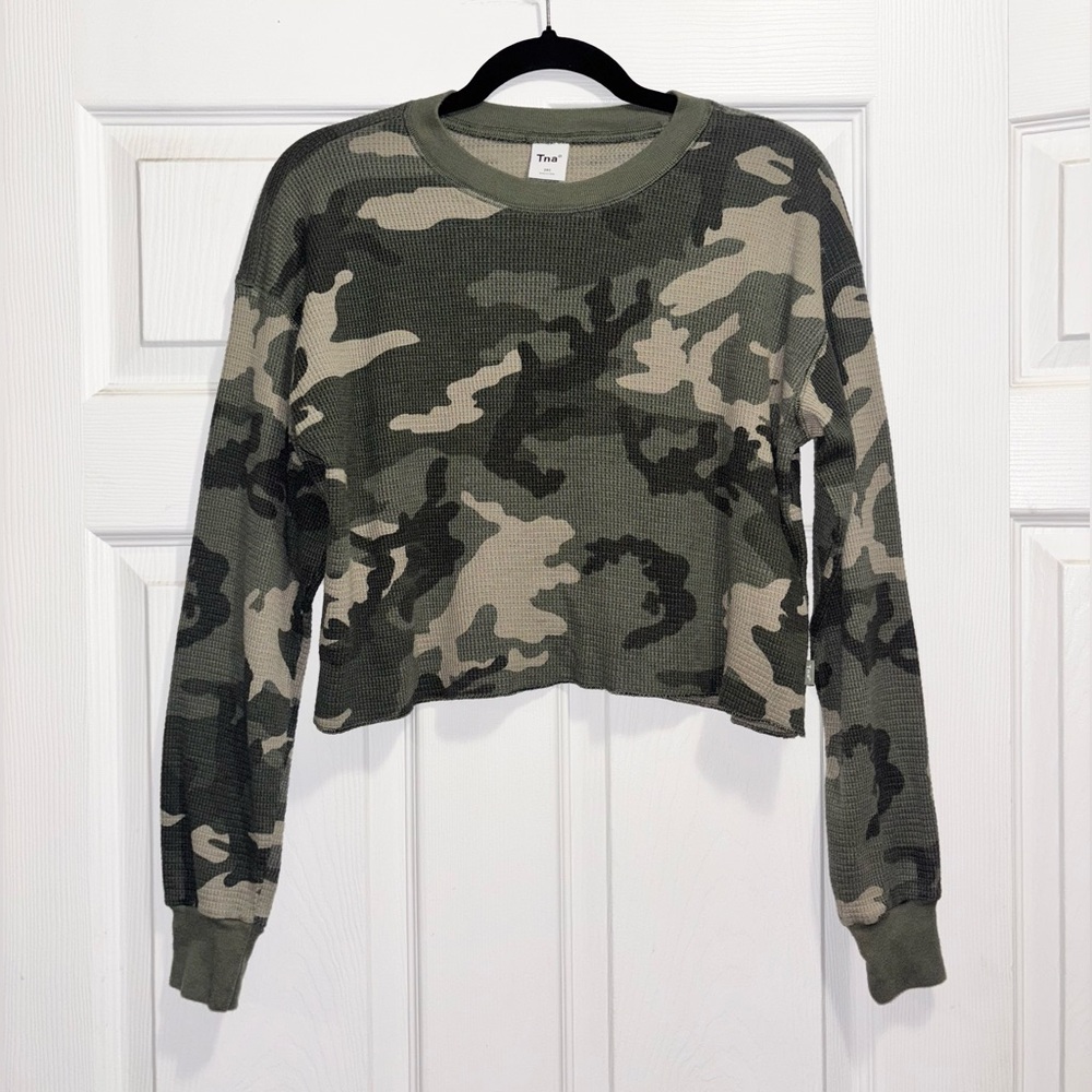 Aritzia TNA Camo Long Sleeve Top Waffle Knit Cropped Camouflage Shirt Size XXS